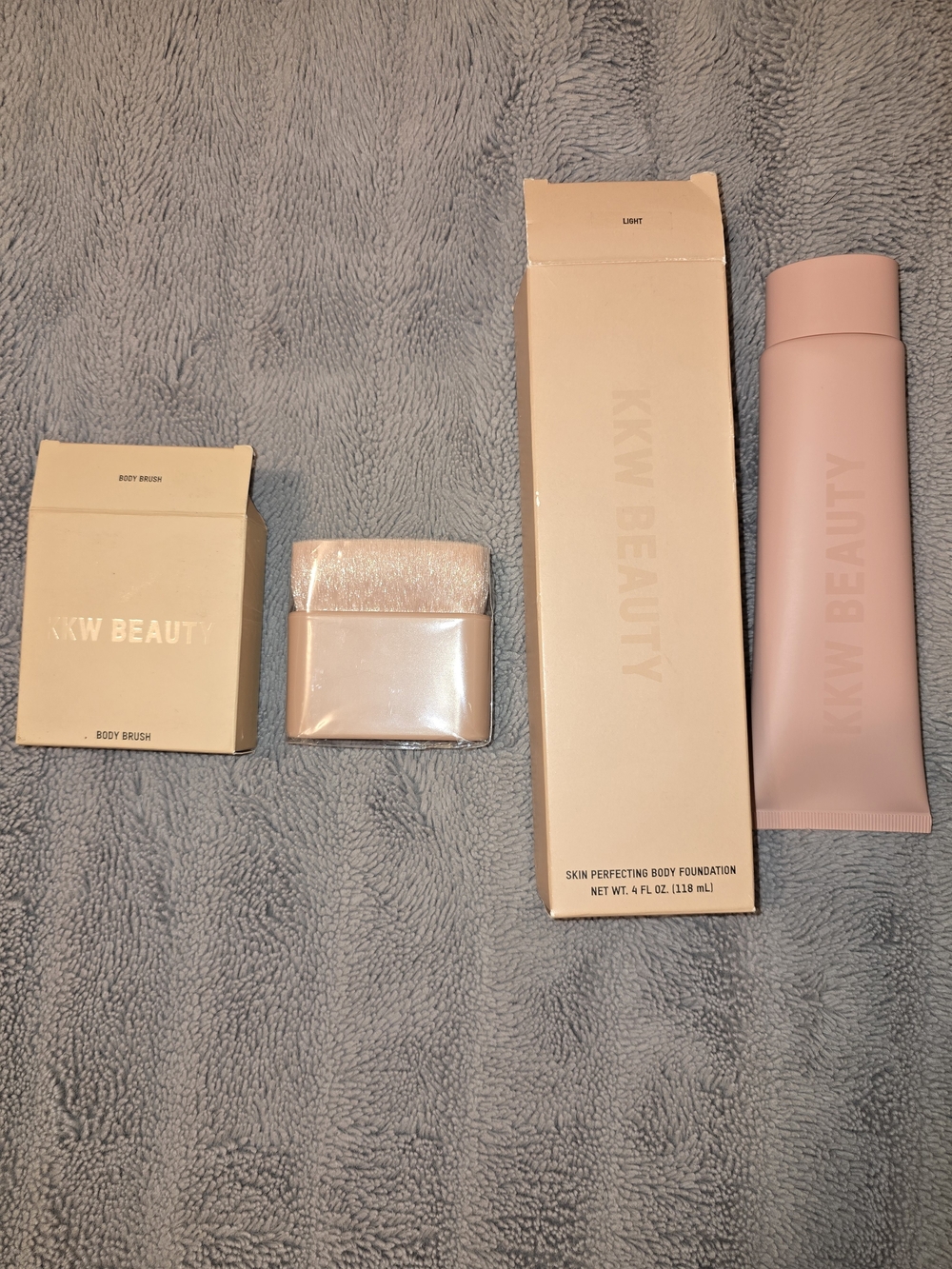 KKW Beauty Skin Perfecting Body Foundation & Brush Set - Pale Pink